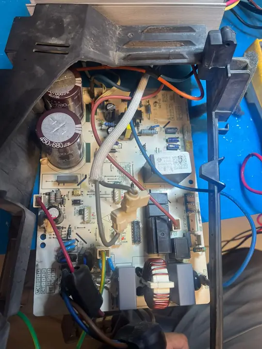 Etapa de fuente y potencia de una tarjeta inverter con capacitor electrolítico de alto voltaje, bobina y disipador