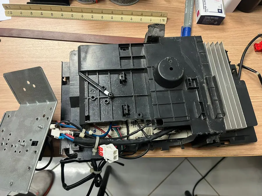 Módulo electrónico de unidad exterior inverter completo, con carcasa plástica, disipador de aluminio y soporte metálico