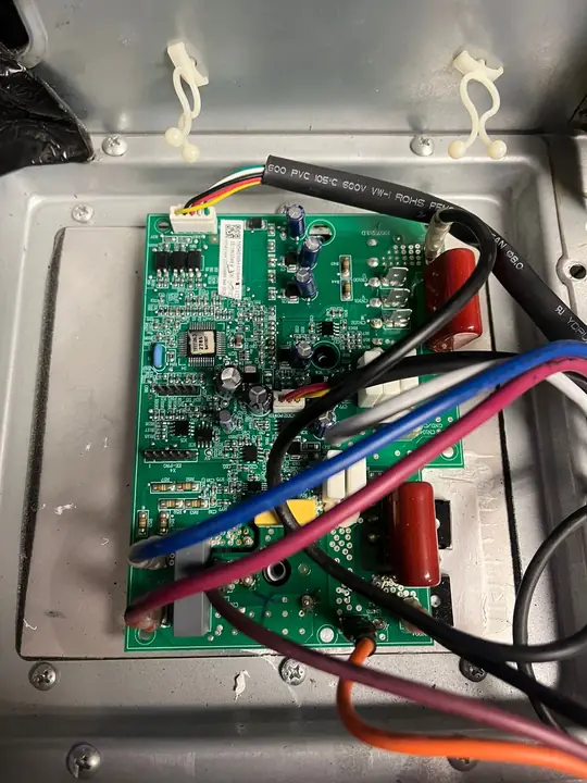 Tarjeta de control inverter montada en la caja eléctrica metálica de la unidad, con cables de alimentación y comunicación conectados