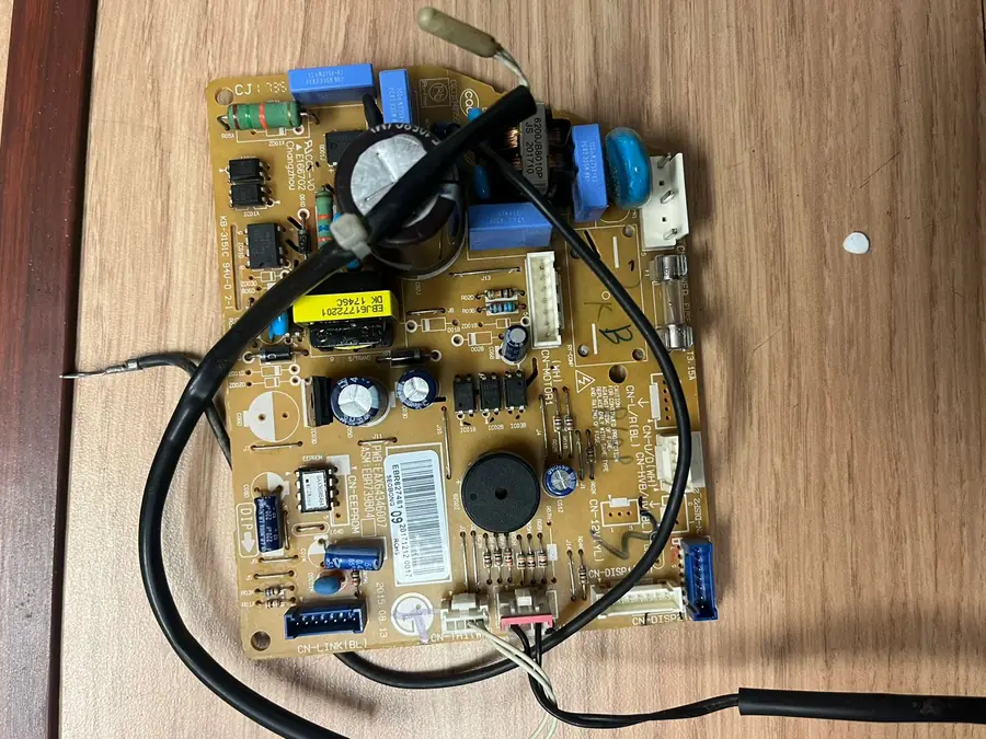 Tarjeta electrónica de evaporadora inverter vista por el lado de componentes, con capacitores, conectores y etiqueta de identificación