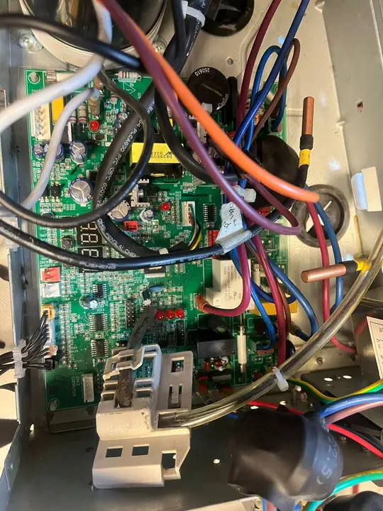 Tarjeta electrónica inverter instalada dentro de la unidad, con display de diagnóstico de siete segmentos y cableado conectado