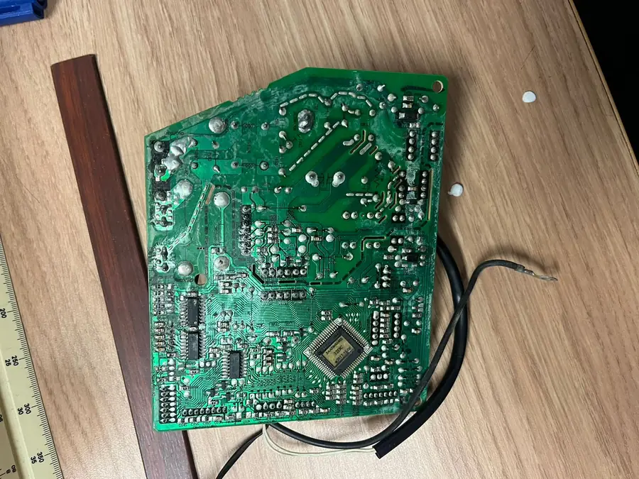 Lado de soldaduras de una tarjeta de unidad interior inverter con su cableado, sobre la mesa de trabajo del taller de RC Solutions